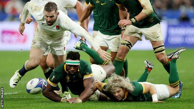 Siya Kolisi attempts to regather the ball