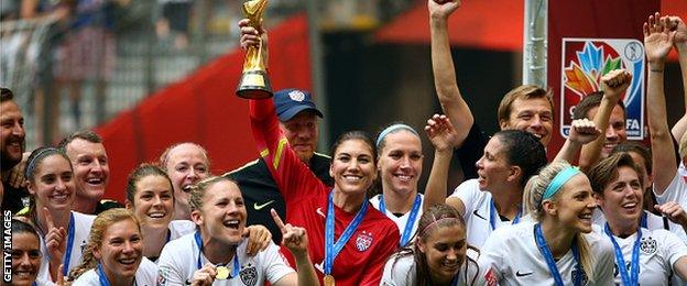 Hope Solo (central)