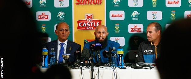 Hashim Amla (centre)