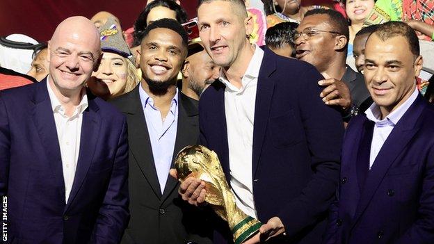 Gianni Infantino in Qatar with former players Samuel Eto'o, Marco Matterazzi, Marcel Desailly and Cafu