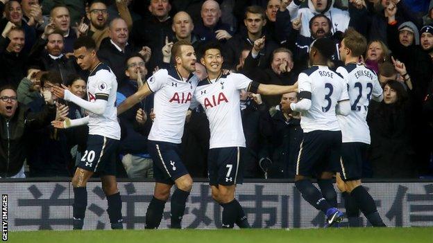 Tottenham celebrate Kane's penalty