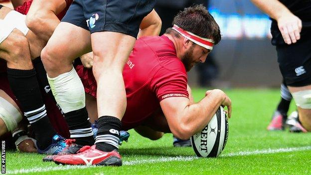 Munster's Jean Kleyn scores his sides first try