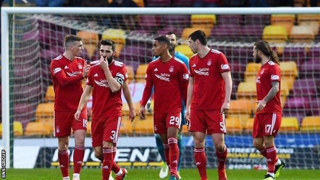 Aberdeen players pictured talking after a Motherwell goal on Saturday