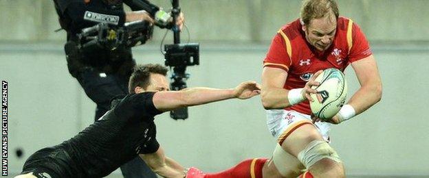 Alun Wyn Jones scores for Wales