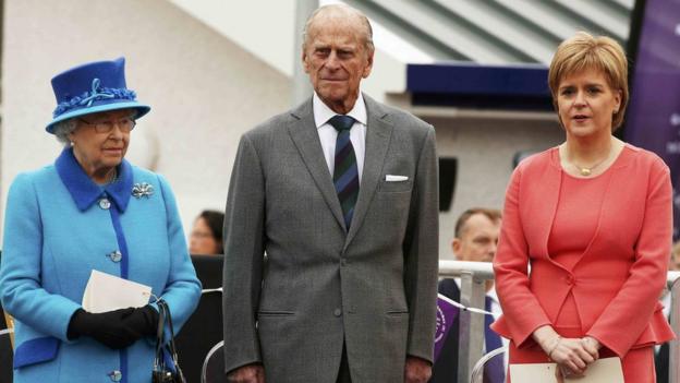 Queen Elizabeth II becomes longest-reigning UK monarch - BBC News