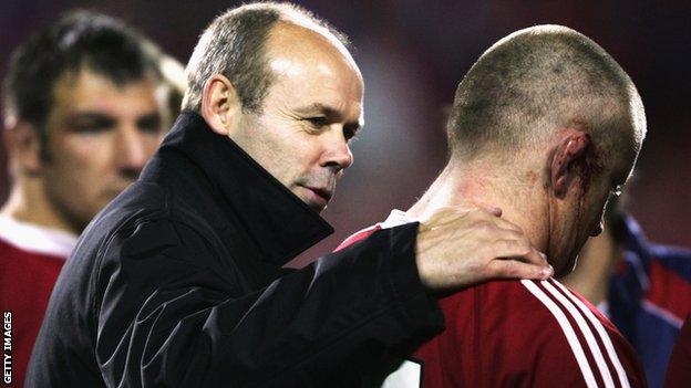 Clive Woodward consoles Graham Rowntree