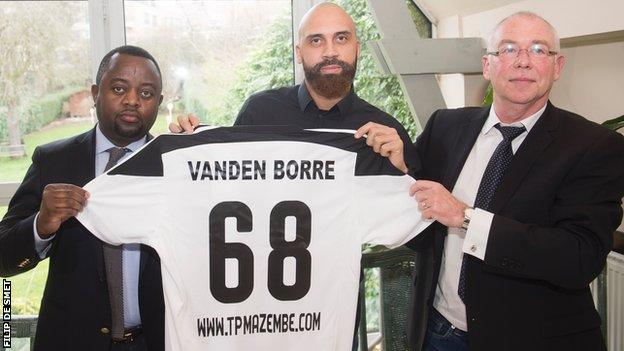 Anthony Vanden Borre (centre)