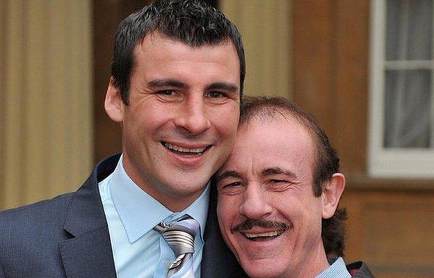 Enzo Calzaghe (dde) yn dathlu ar ôl i Joe dderbyn CBE yn 2008