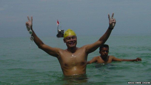 Khoo Swee Chiow after swimming across the Malacca Strait