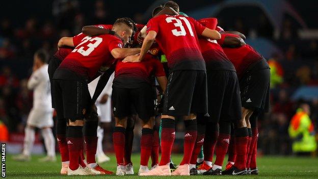 Manchester United players in a huddle before the match against Valencia