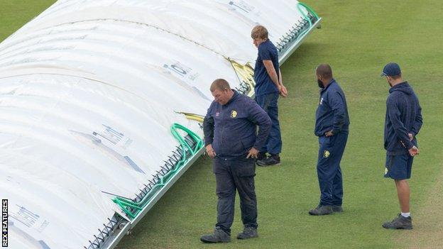 Groundstaff at the Riverside