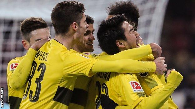 Shinji Kagawa and teammates celebrate