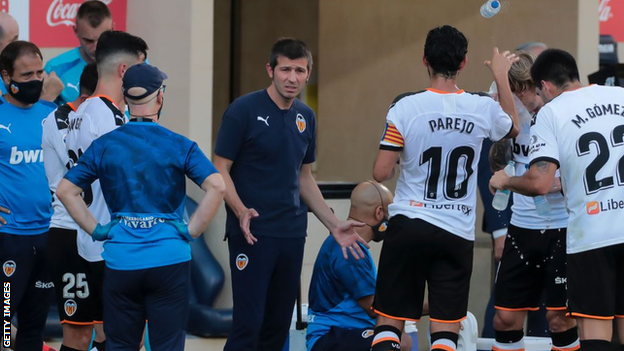 Albert Celades talking to Valencia's players