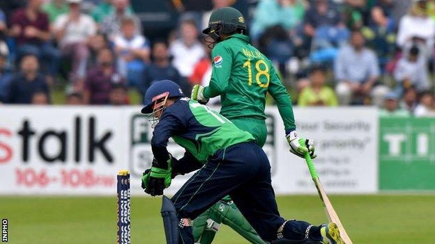 Niall O'Brien narrowly fails to run out Pakistan's Shoaib Malik