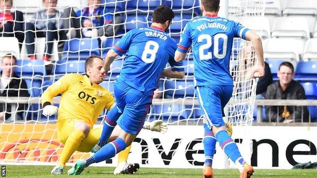 Kilmarnock's Jamie MacDonald (left) challenges Ross Draper