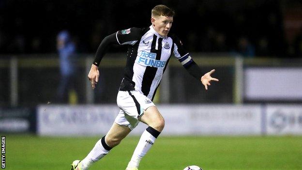 Elliot Anderson playing for Newcastle Under-21's in the EFL Trophy