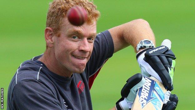 Andrew McDonald running Leicestershire players through drills