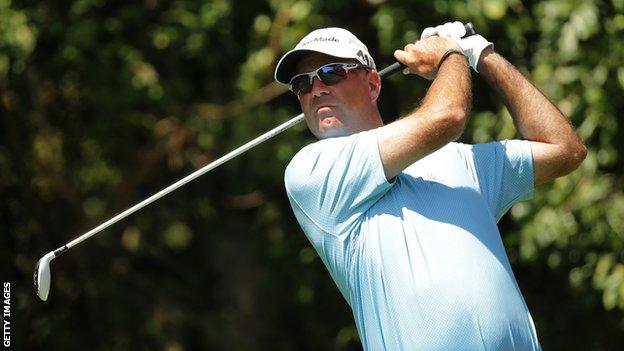 Stewart Cink plays a shot