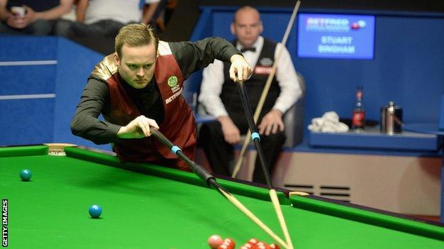 Shaun Murphy in action against Stuart Bingham