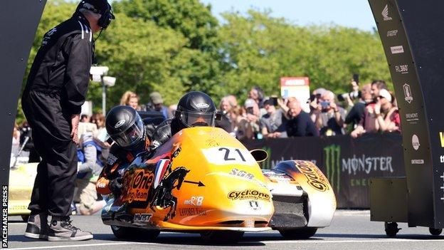 Cesar Chanal and Olivier Lavorel at the race start