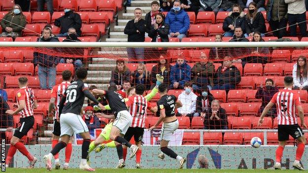 Tom Hopper scores for Lincoln against Sunderland