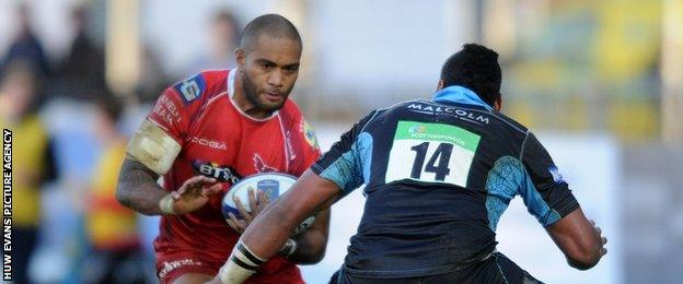 Scarlets wing Michael Tagicakibau takes on opposite number Taqele Naiyaravoro