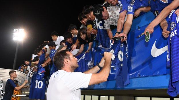 Frank Lampard signs autographs in Japan