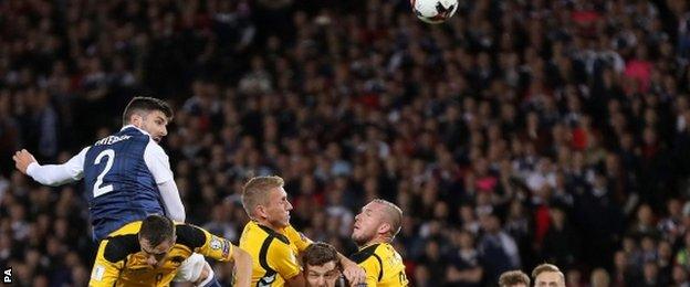 Callum Paterson heads just wide from a free-kick