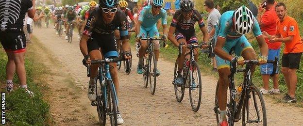 Geraint Thomas (left) riding on the cobbles