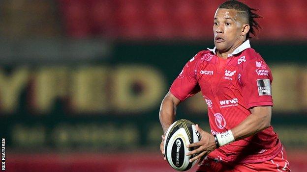 Clayton Blommetjies in action for Scarlets