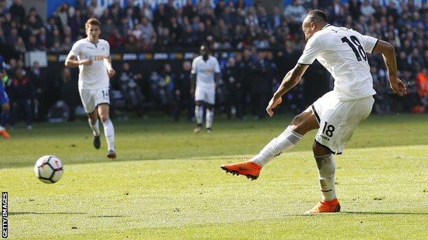 Jordan Ayew shoots and scores against Everton