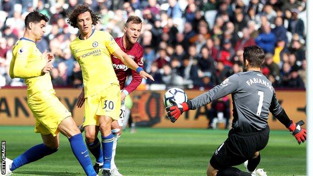 Lukasz Fabianki denies Alvaro Morata from close range