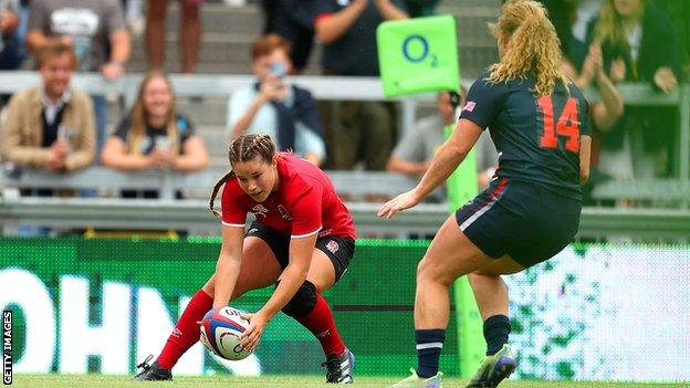 Jess Breach scores a try