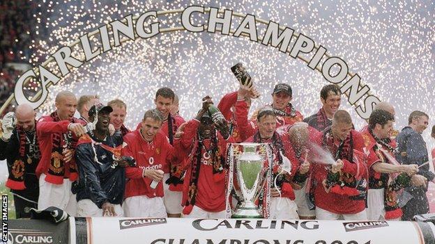 Manchester United celebrating with the Premier League trophy in 2001