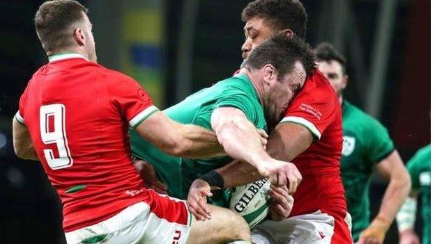 Cian Healy yn cael ei daclo gan Taulupe Faletau a Gareth Davies