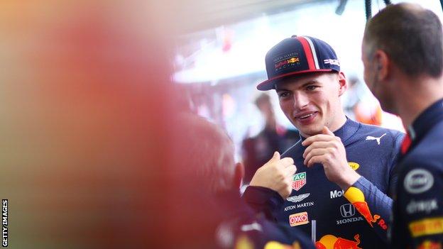 Verstappen in conversation with pit crew