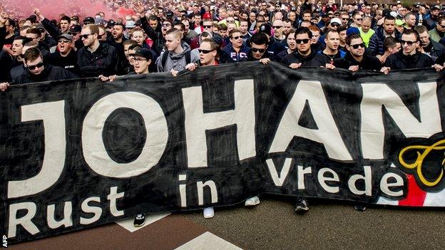 Ajax supporters pay tribute to Johan Cruyff