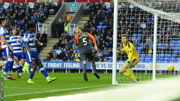 Mike van der Hoorn puts Swansea 3-0 ahead at Reading