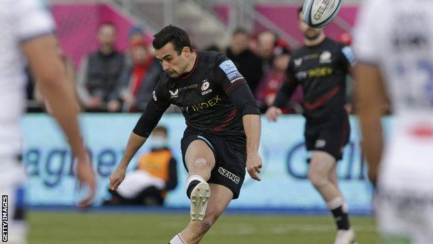 Alex Lozowski kicks a penalty for Saracens against Bath