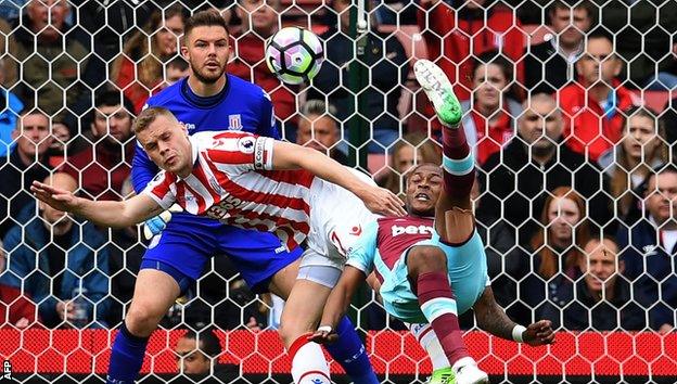 Andre Ayew attempts an overhead kick