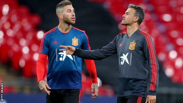 Luis Enrique and Sergio Ramos in discussion