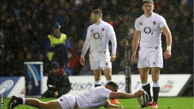 Owen Farrell lines up a kick