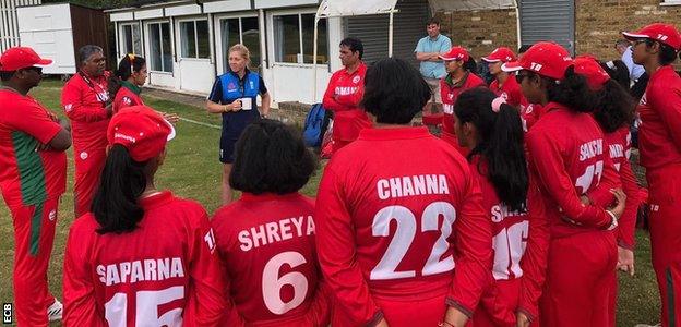 Heather Knight speaks to the Oman women's team