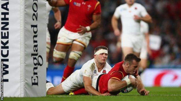 Gareth Davies scores against England at Twickenham on 26 September 2015