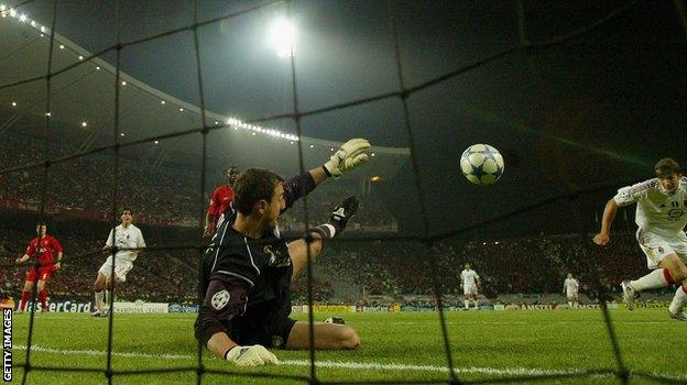 Liverpool goalkeeper Jerzy Dudek denies Andriy Shevchenko