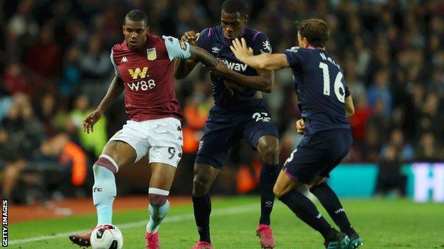 Issa Diop (centre)