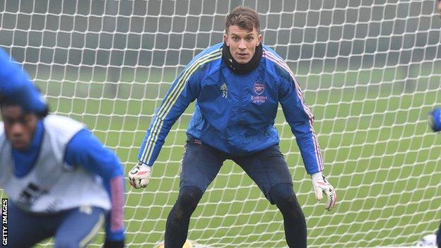 Goalkeeper Matt Macey has ended his seven-year spell at Arsenal to join Hibs