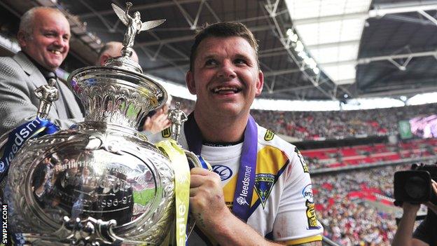 Lee Briers carries the Challenge Cup