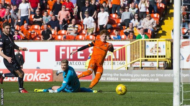 Simon Murray fires in the opening for for United