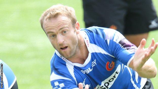 Sarel Pretorius passes the ball